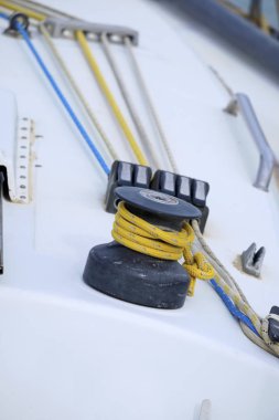 İtalya, Sicilya, Akdeniz, Marina di Ragusa (Ragusa Eyaleti); limandaki bir yelkenli teknesinde vinç ve deniz ipleri 