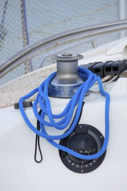 İtalya, Sicilya, Akdeniz, Marina di Ragusa (Ragusa Eyaleti); limandaki bir yelkenli teknesinde vinç ve deniz ipleri 