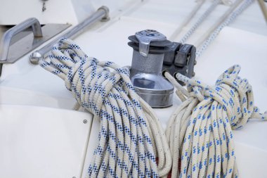 İtalya, Sicilya, Akdeniz, Marina di Ragusa (Ragusa Eyaleti); 13 Şubat 2020, limandaki bir yelkenli teknesinin vinç ve deniz ipleri