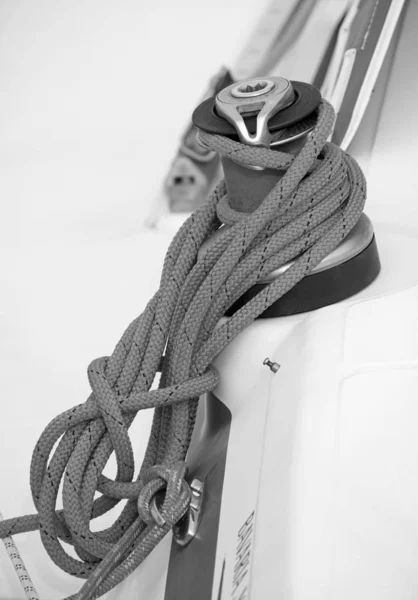 意大利 西西里 地中海 拉古萨海 拉古萨省 2020年2月13日 港口一艘帆船上的绞索和航海绳 — 图库照片