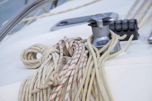 イタリア シチリア島 地中海 マリーナ ラグーザ ラグーザ州 2月2020 ポート内のセーリングボート上のワインと海上ロープ — ストック写真