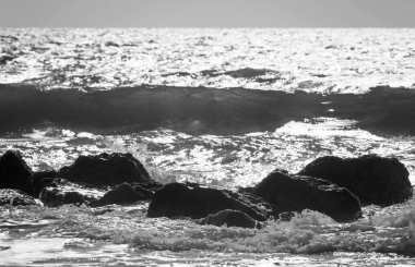 İtalya, Sicilya, Akdeniz, Güney Doğu kıyı şeridi, Donnalucata (Ragusa ili), kıyıda kayalar