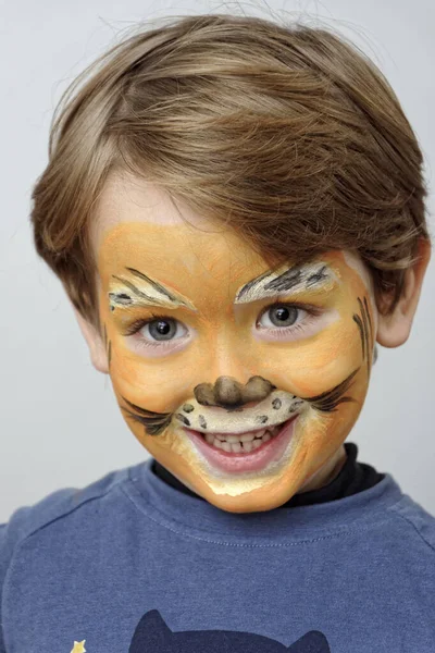 Dreijähriges Männliches Kind Mit Aufgemaltem Gesicht — Stockfoto