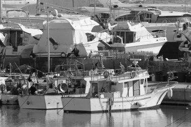 İtalya, Sicilya, Marina di Ragusa (Ragusa Eyaleti), 22 Şubat 2020, balıkçılar, yerel balıkçı tekneleri ve limanda lüks yatlar - EDITORIAL