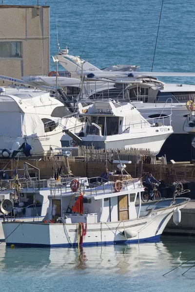 Italien Sicilien Marina Ragusa Ragusaprovinsen Februari 2020 Fiskare Lokala Träfiskefartyg — Stockfoto