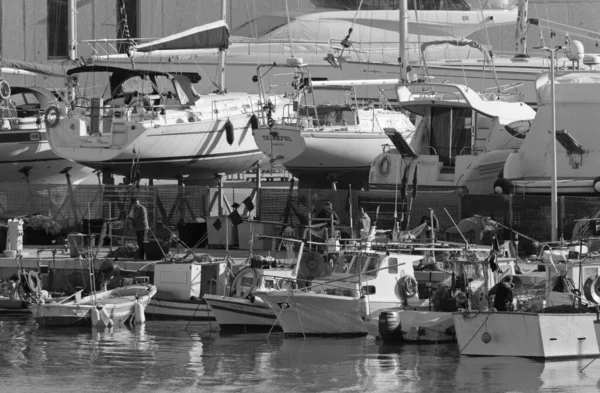 Itália Sicília Marina Ragusa Província Ragusa Fevereiro 2020 Pescadores Barcos — Fotografia de Stock