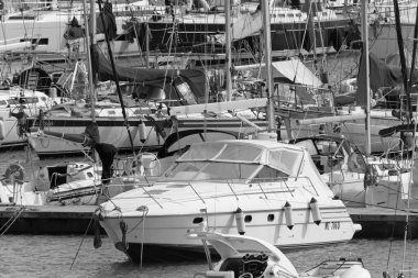 İtalya, Sicilya, Akdeniz, Marina di Ragusa (Ragusa Eyaleti); 24 Şubat 2020, limanda lüks yatlar