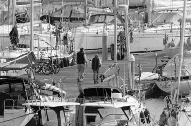 İtalya, Sicilya, Akdeniz, Marina di Ragusa (Ragusa Eyaleti); 24 Şubat 2020, limanda halk ve lüks yatlar