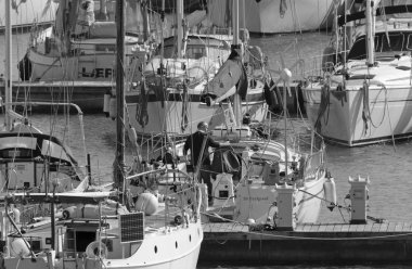 İtalya, Sicilya, Akdeniz, Marina di Ragusa (Ragusa Eyaleti); 24 Şubat 2020, limandaki bir yelkenli teknesinde adam