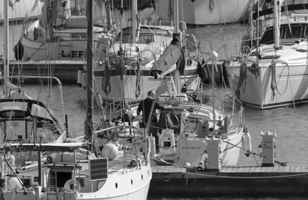 意大利 西西里 地中海 拉古萨海 拉古萨省 2020年2月24日 在港口编辑的一艘帆船上的船员 — 图库照片