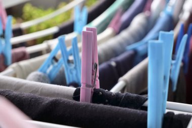 Kurutma askısında çamaşır yıkadım.