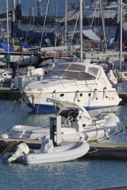 İtalya, Sicilya, Akdeniz, Marina di Ragusa (Ragusa Eyaleti); 25 Şubat 2020, limandaki motorlu tekneler ve lüks yatlar