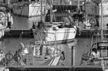 İtalya, Sicilya, Akdeniz, Marina di Ragusa (Ragusa Eyaleti); 25 Şubat 2020, limanda yelkenli tekneleri