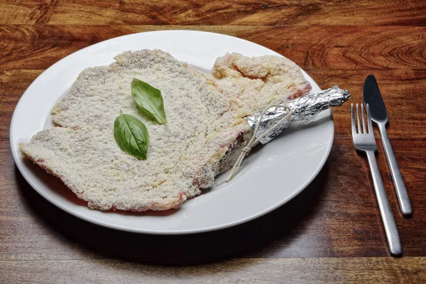 Comida Filete Crudo Chuleta Milán Empanado Con Hojas Albahaca Plato — Foto de Stock