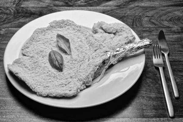Їжа Сира Хлібна Стейк Мілана Листя Базиліка Білій Тарілці — стокове фото
