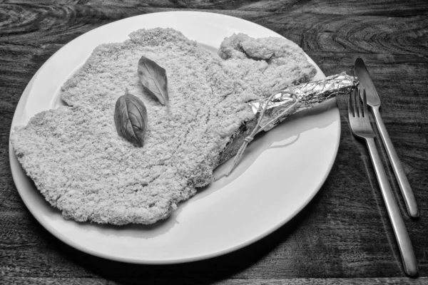 Comida Bife Rosado Cru Milão Com Folhas Manjericão Prato Branco — Fotografia de Stock