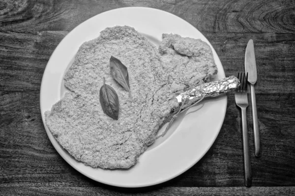 Élelmiszer Nyers Rántott Milánói Szelet Steak Bazsalikomlevéllel Fehér Ételen — Stock Fotó