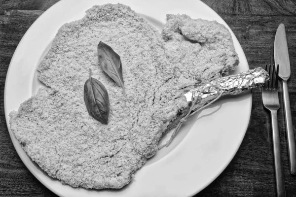 Comida Filete Crudo Chuleta Milán Empanado Con Hojas Albahaca Plato — Foto de Stock