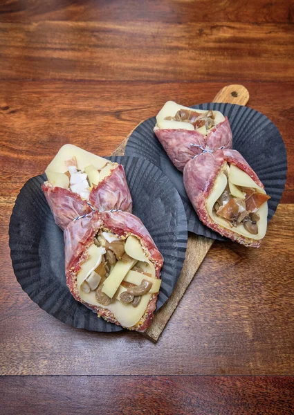 Comida Rollos Carne Italiana Rellenos Champiñones Queso Tocino Sobre Una — Foto de Stock