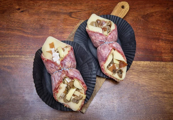 Comida Rollos Carne Italiana Rellenos Champiñones Queso Tocino Sobre Una — Foto de Stock
