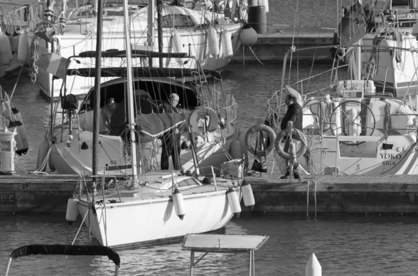 意大利 西西里 地中海 拉古萨海 拉古萨省 2020年2月27日 港口内的人员和帆船 — 图库照片