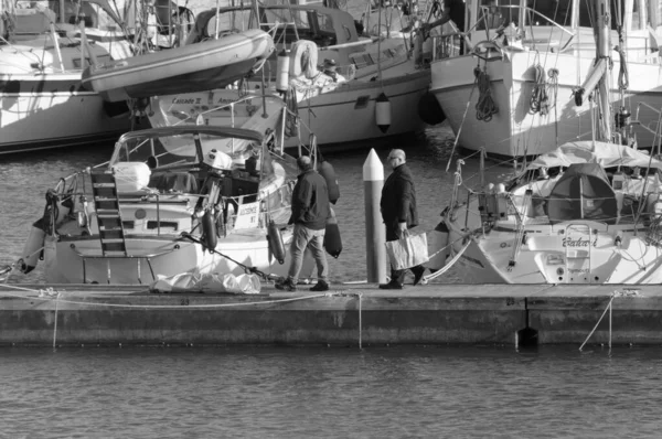意大利 西西里 地中海 拉古萨港 拉古萨省 2020年2月27日 港口内的人员和豪华游艇编辑 — 图库照片