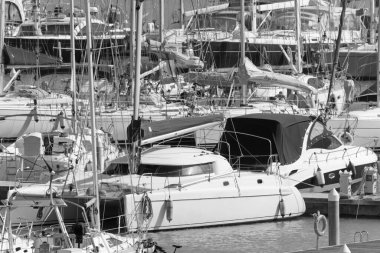 İtalya, Sicilya, Akdeniz, Marina di Ragusa (Ragusa Eyaleti); 28 Şubat 2020, limanda lüks yatlar