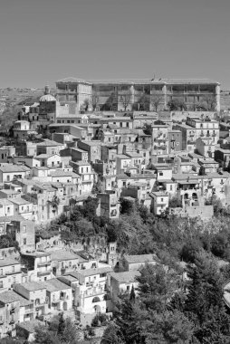 İtalya, Sicilya, Ragusa İbla, Barok kasabasının panoramik manzarası.