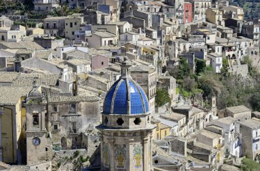İtalya, Sicilya, Ragusa İbla, Barok kasabasının panoramik manzarası.