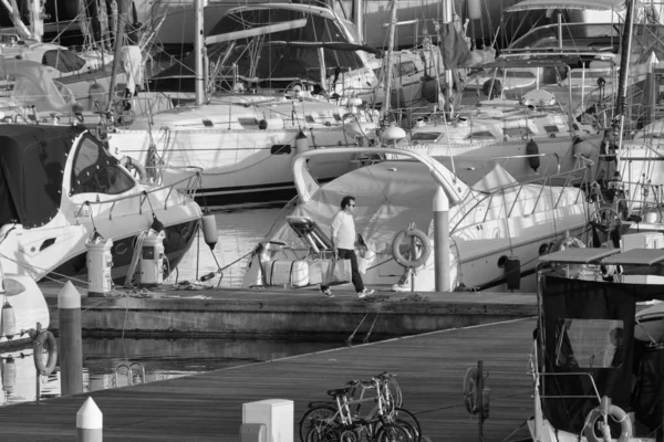 イタリア シチリア島 地中海 マリーナ ラグーザ ラグーザ州 3月2020 ポート内の人々と豪華ヨット — ストック写真