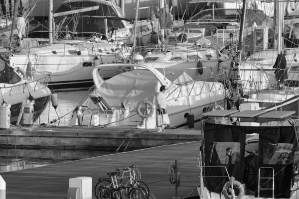 イタリア シチリア島 地中海 マリーナ ラグーザ ラグーザ州 3月2020 ポート内の人々と豪華ヨット — ストック写真