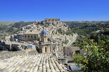 İtalya, Sicilya, Ragusa İbla, Barok kasabasının panoramik manzarası.