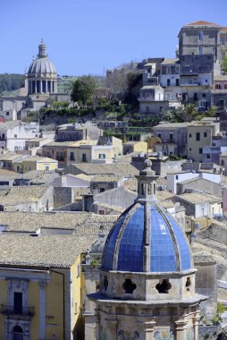 İtalya, Sicilya, Ragusa İbla, Barok kasabasının panoramik manzarası.