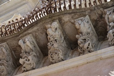 İtalya, Sicilya, Ragusa İbla, barok bina cephesi ve balkon