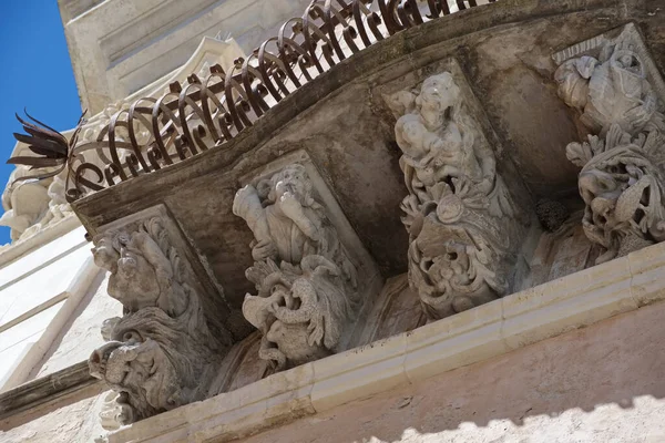 イタリア シチリア島 ラグーザ イブラ バロック様式の建物のファサードとバルコニー — ストック写真
