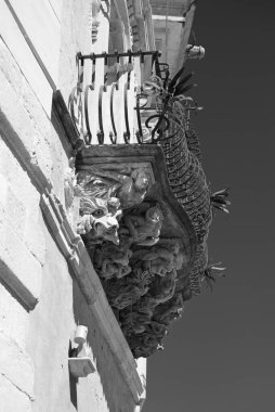 İtalya, Sicilya, Ragusa İbla, barok bina cephesi ve balkon