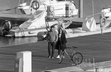 İtalya, Sicilya, Akdeniz, Marina di Ragusa (Ragusa Eyaleti); 6 Mart 2020, limandaki insanlar, motorlu tekneler ve lüks yatlar