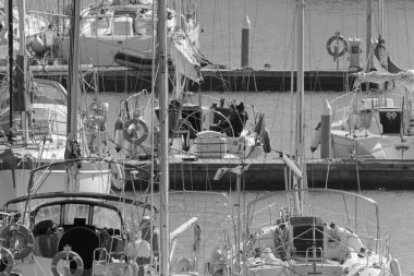 İtalya, Sicilya, Akdeniz, Marina di Ragusa (Ragusa Eyaleti); 8 Mart 2020, limandaki bir yelkenli teknesinde