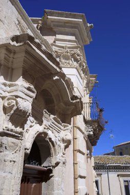 İtalya, Sicilya, Ragusa İbla, barok bina cephesi