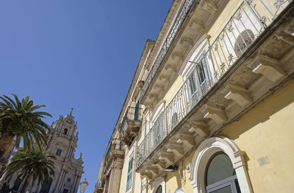 背景为意大利 西西里 拉古萨伊布拉 巴洛克建筑和圣乔治大教堂 — 图库照片
