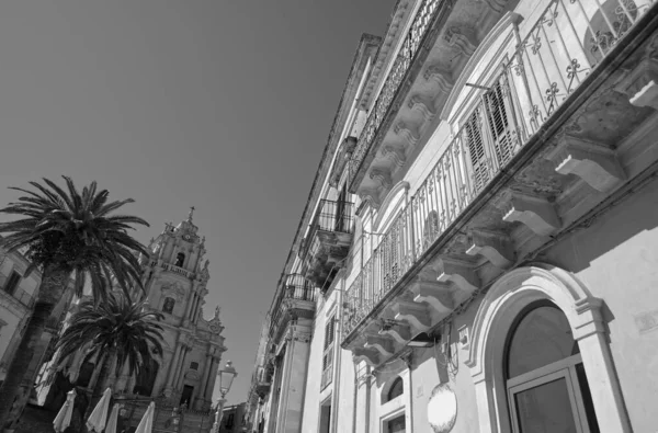 背景にイタリア シチリア島 ラグーザ イブラ バロック様式の建物と聖ジョージ大聖堂 — ストック写真