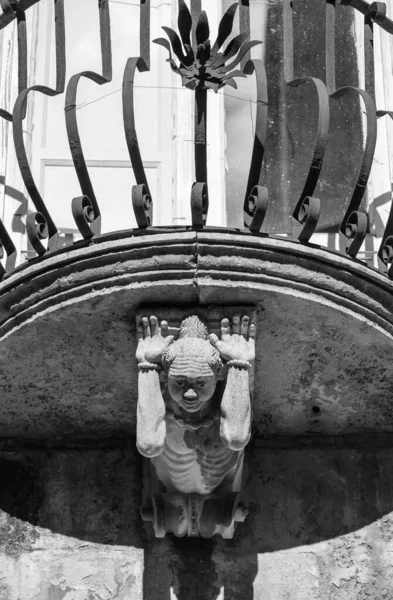 Itálie Sicílie Ragusa Ibla Barokní Budově Starý Balkon Barokní Ozdoby — Stock fotografie