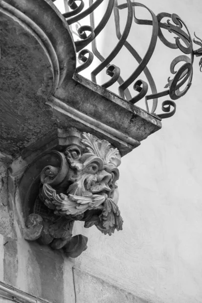 Włochy Sycylia Ragusa Ibla Barokowym Budynku Stary Balkon Barokowe Ornamenty — Zdjęcie stockowe