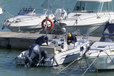 İtalya, Sicilya, Akdeniz, Marina di Ragusa (Ragusa Eyaleti); 9 Mart 2020, limandaki motorlu bir teknede