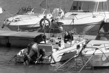 İtalya, Sicilya, Akdeniz, Marina di Ragusa (Ragusa Eyaleti); 9 Mart 2020, limandaki motorlu bir teknede