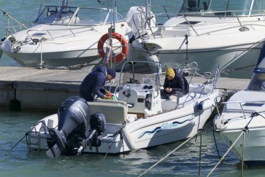 İtalya, Sicilya, Akdeniz, Marina di Ragusa (Ragusa Eyaleti); 9 Mart 2020, limandaki motorlu bir teknede