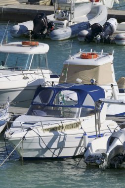 İtalya, Sicilya, Akdeniz, Marina di Ragusa (Ragusa Eyaleti); 9 Mart 2020, limandaki motorlu tekneler ve lüks yatlar