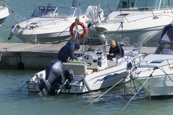 İtalya, Sicilya, Akdeniz, Marina di Ragusa (Ragusa Eyaleti); 9 Mart 2020, limandaki motorlu bir teknede