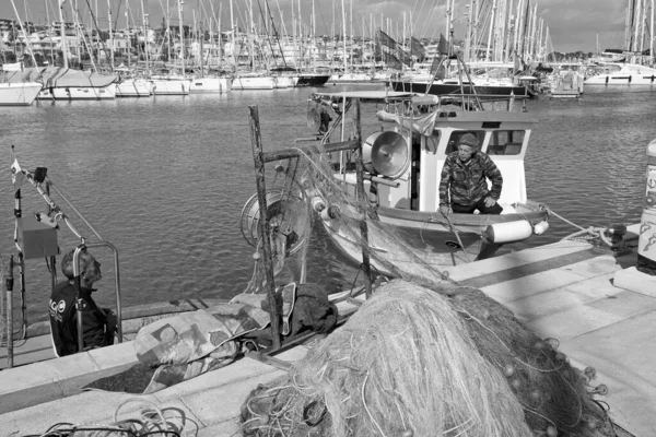 이탈리아 시칠리아섬 마리나 디라구 라구사 2020 목선에 어부들 Editorial — 스톡 사진