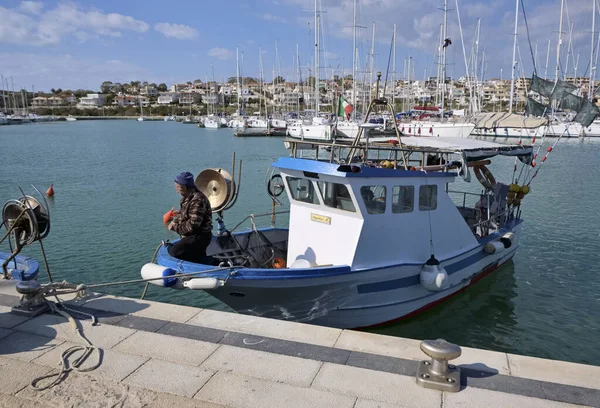 Италия Сицилия Marina Ragusa Ragusa Province Марта 2020 Местный Рыбак — стоковое фото